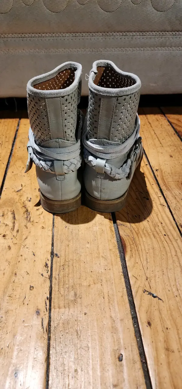 Botines de cuero gris con diseño calado - 4