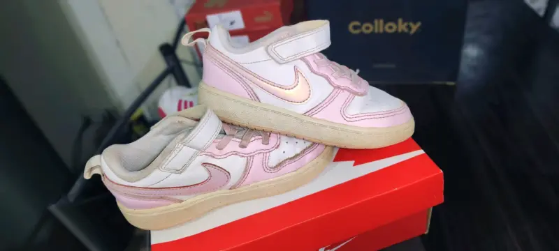 Zapatillas deportivas blancas con logo rosa