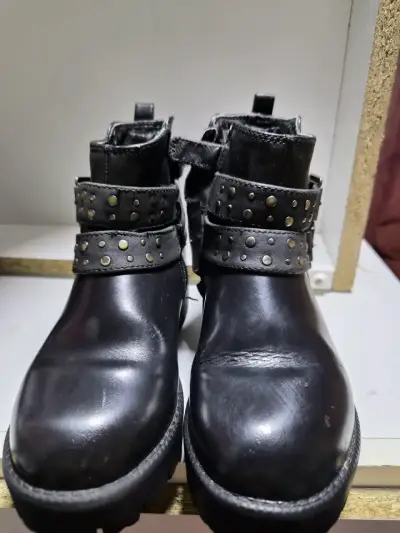 Botines negros de cuero con tachas - miniatura 1