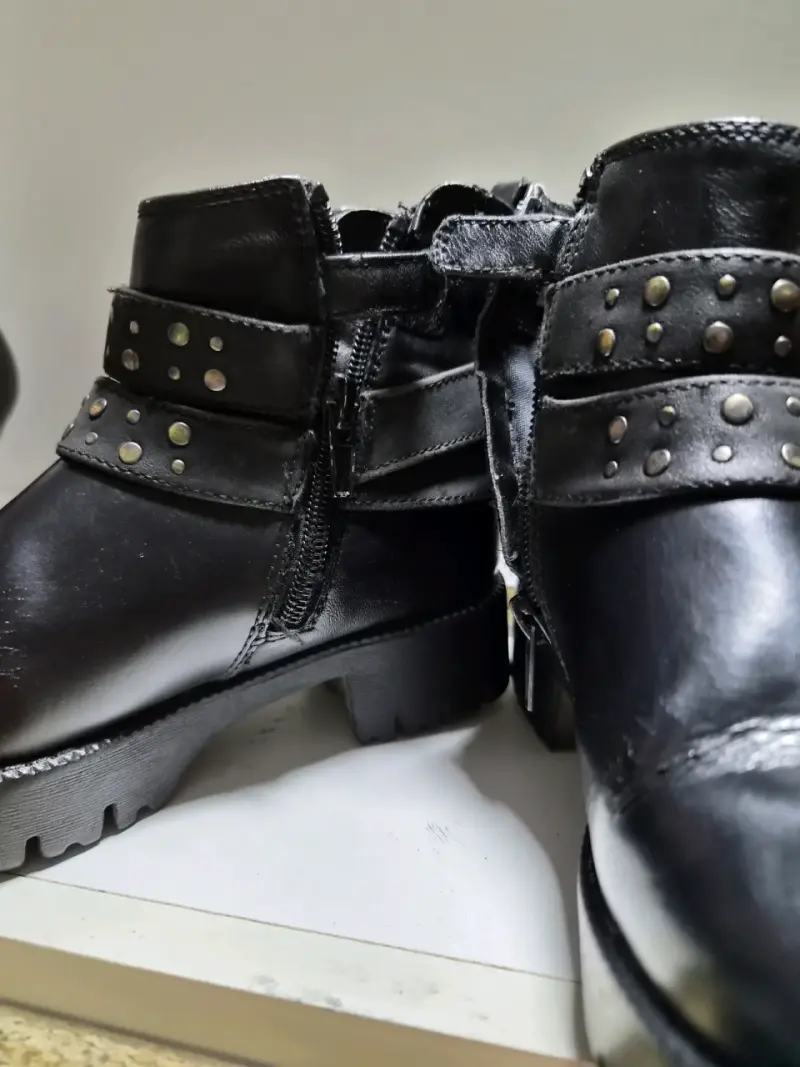 Botines negros de cuero con tachas - 2