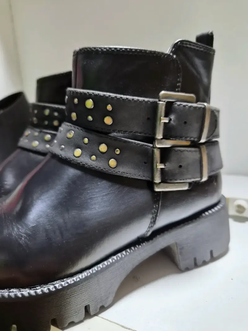 Botines negros de cuero con tachas - 3