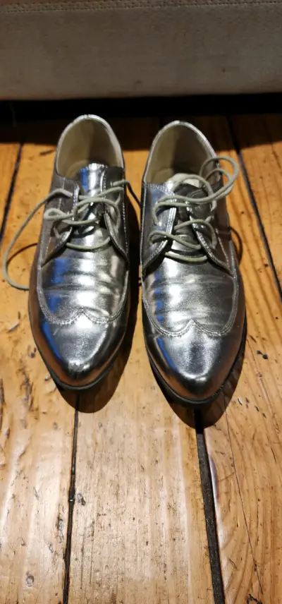 Zapatos plateados de cuero estilo oxford - miniatura 1