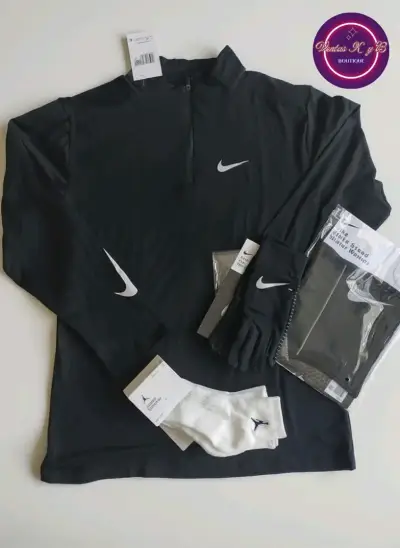 Conjunto deportivo Nike negro con guantes y calcetines - miniatura 1