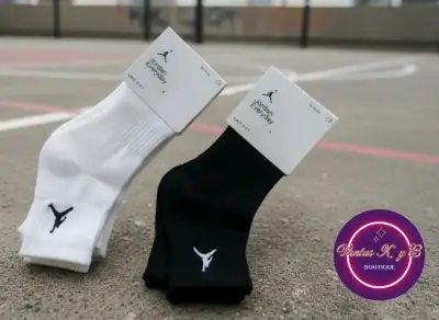 Conjunto deportivo Nike negro con guantes y calcetines - miniatura 2