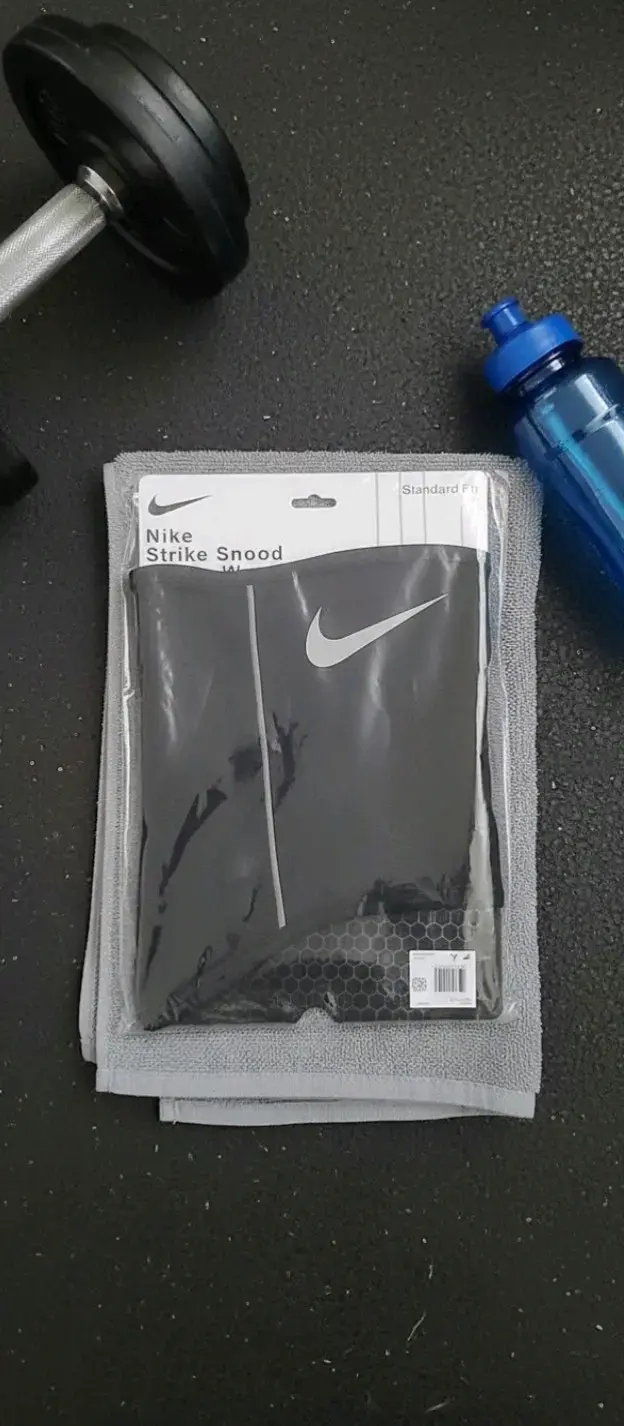 Conjunto deportivo Nike negro con guantes y calcetines - 3