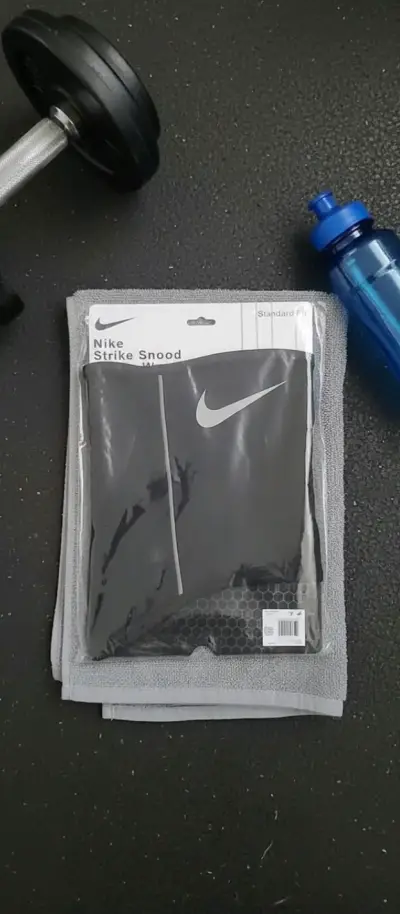 Conjunto deportivo Nike negro con guantes y calcetines - miniatura 3
