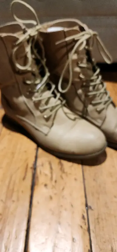 Botas beige de cuero con cordones - miniatura 1