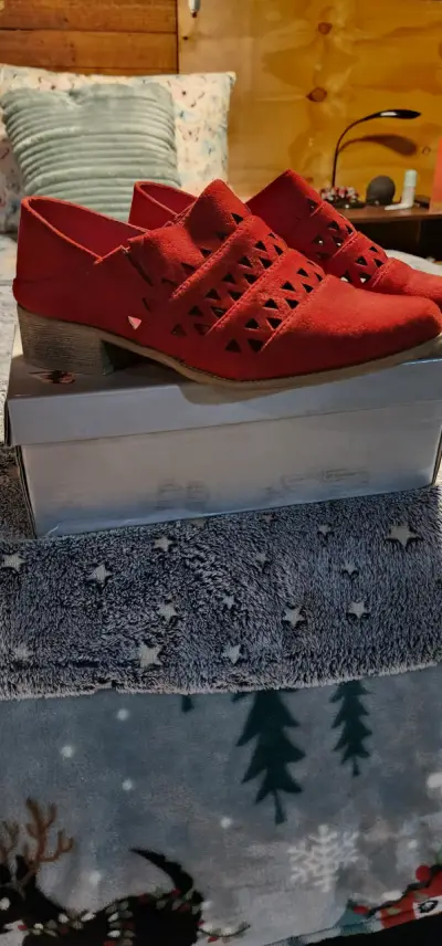 Zapatos rojos de gamuza con diseño calado - miniatura 1