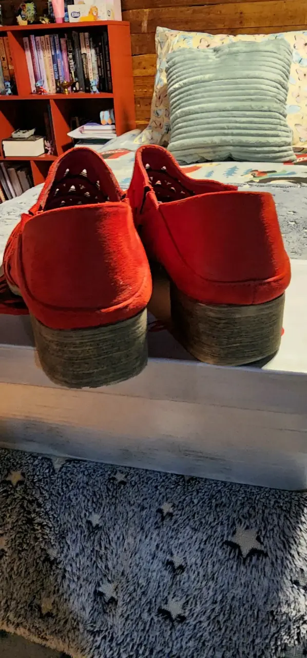 Zapatos rojos de gamuza con diseño calado - 2