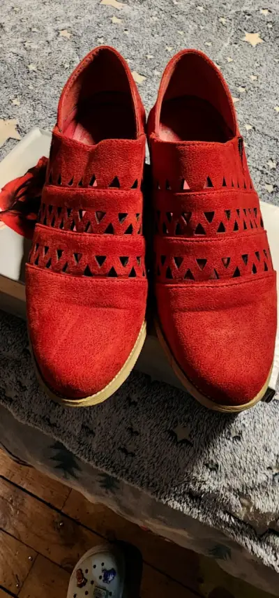 Zapatos rojos de gamuza con diseño calado - miniatura 3
