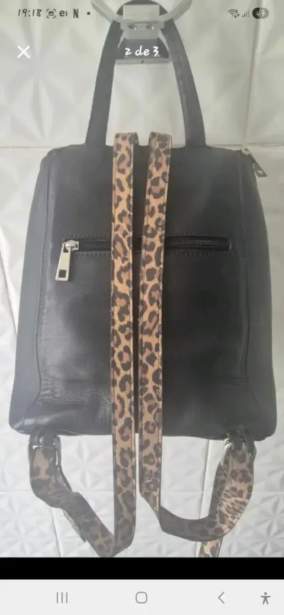 Mochila de cuero negra con correas estampado - miniatura 1