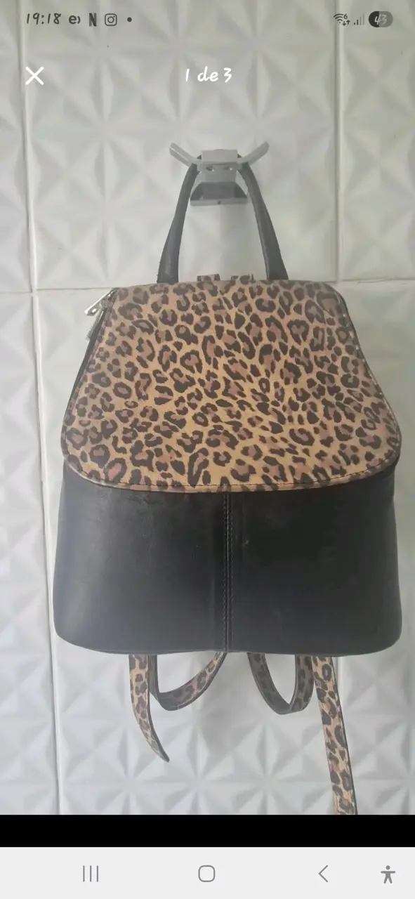 Mochila de cuero negra con correas estampado - 2