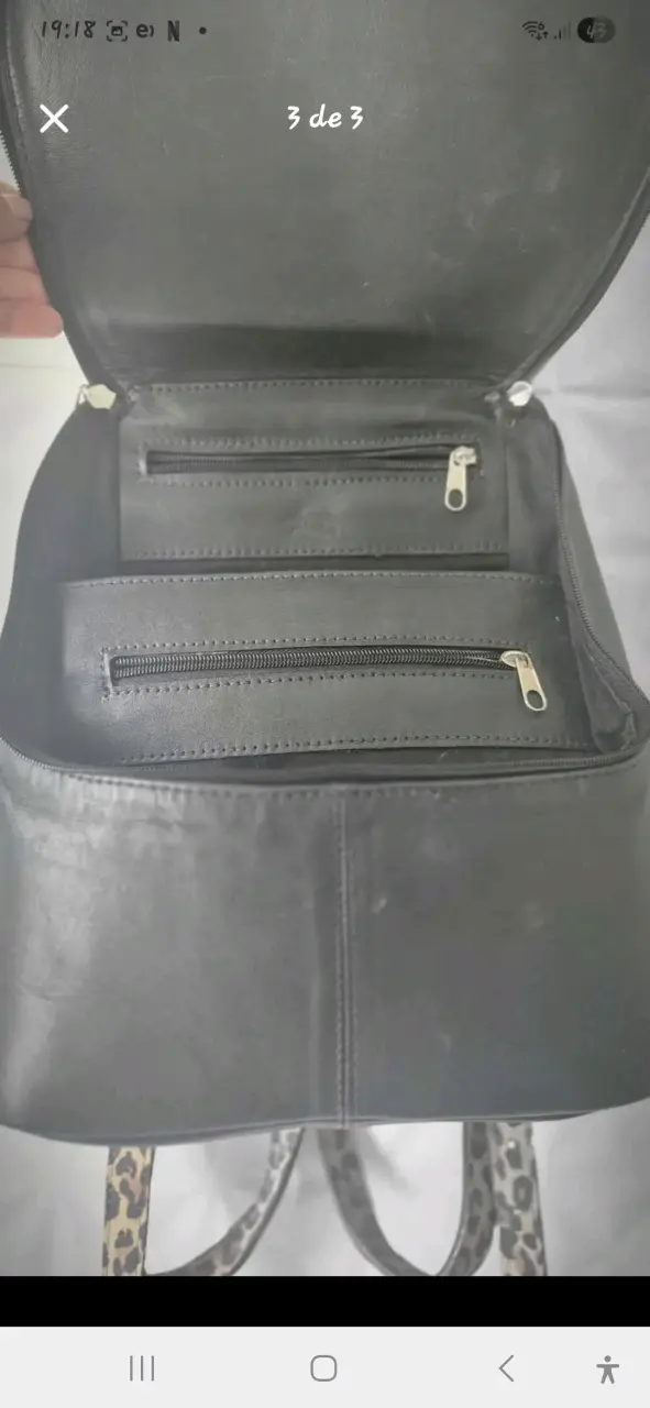 Mochila de cuero negra con correas estampado - 3