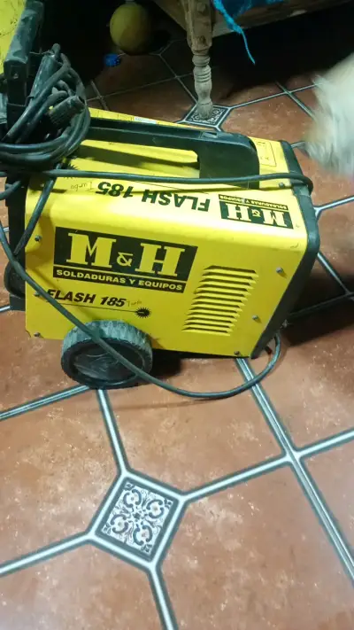 Soldadora M&H Flash 185 Turbo amarilla - miniatura 1