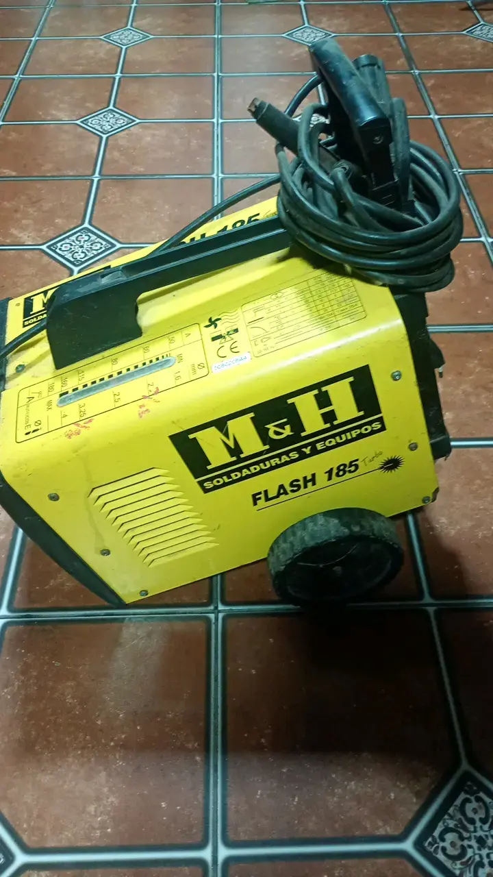 Soldadora M&H Flash 185 Turbo amarilla - 3