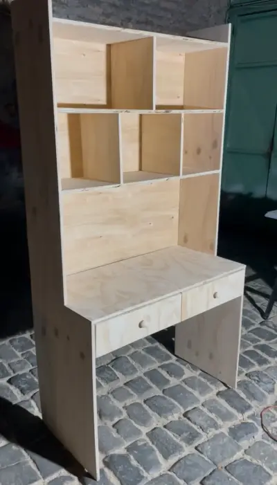 Escritorio de madera con estantería integrada - miniatura 1