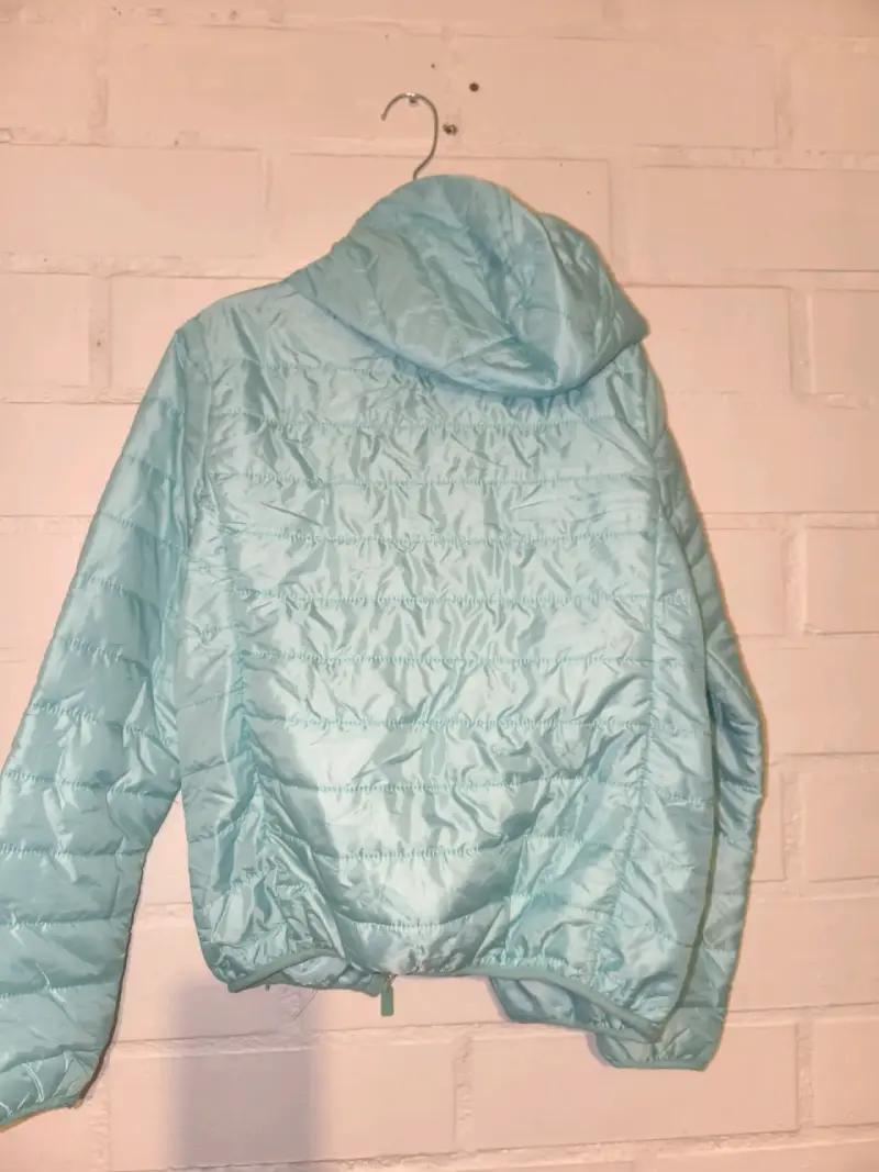 Chaqueta acolchada celeste con capucha - 1