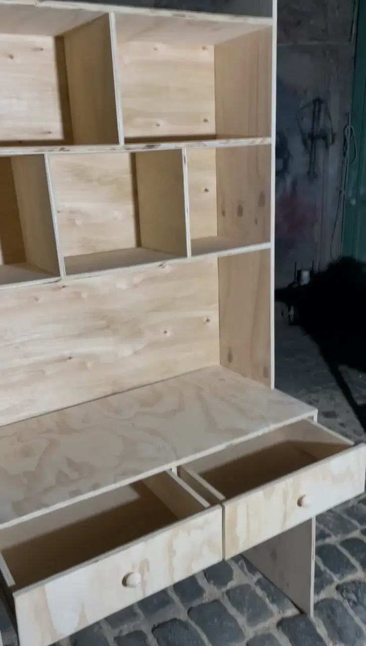 Escritorio de madera con estantería integrada - 2