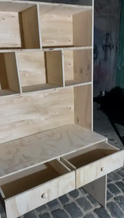Escritorio de madera con estantería integrada - miniatura 2