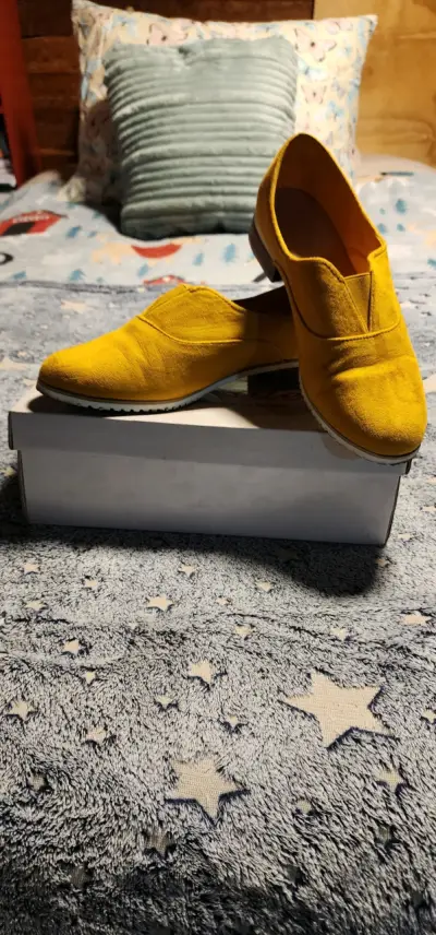 Zapatos amarillos de gamuza para mujer - miniatura 1