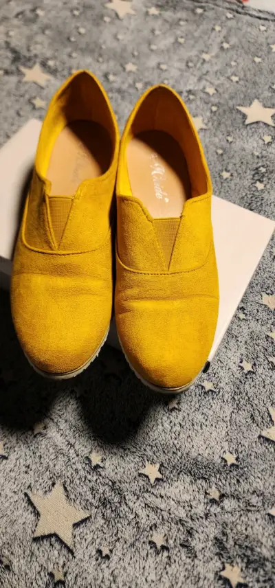 Zapatos amarillos de gamuza para mujer - miniatura 3