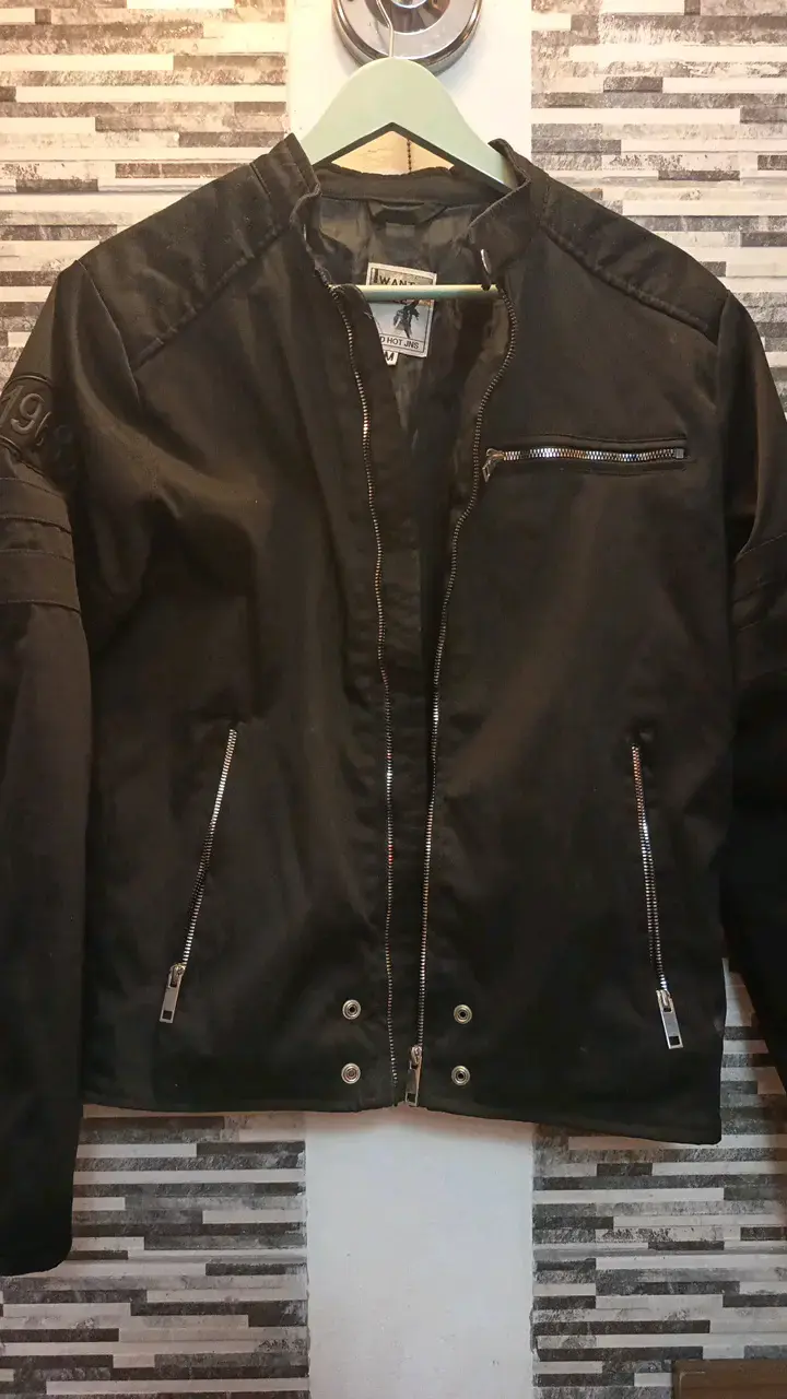 Chaqueta negra estilo biker con cierre metálico