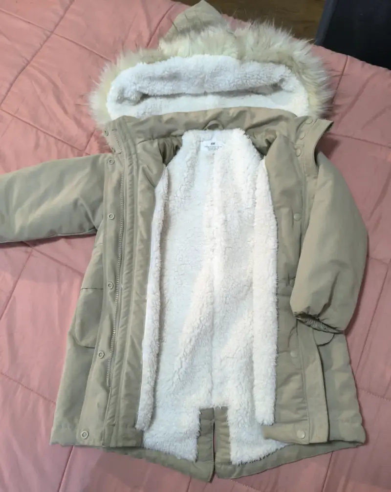 Parka beige con capucha de piel sintética - 2