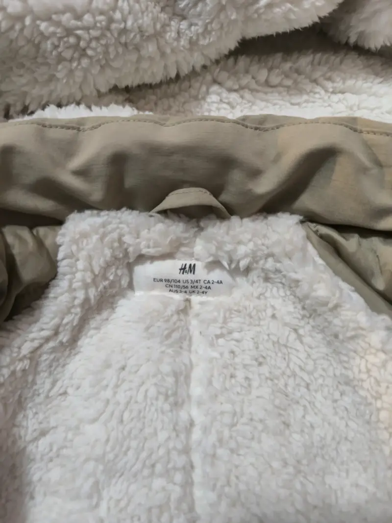 Parka beige con capucha de piel sintética - 4