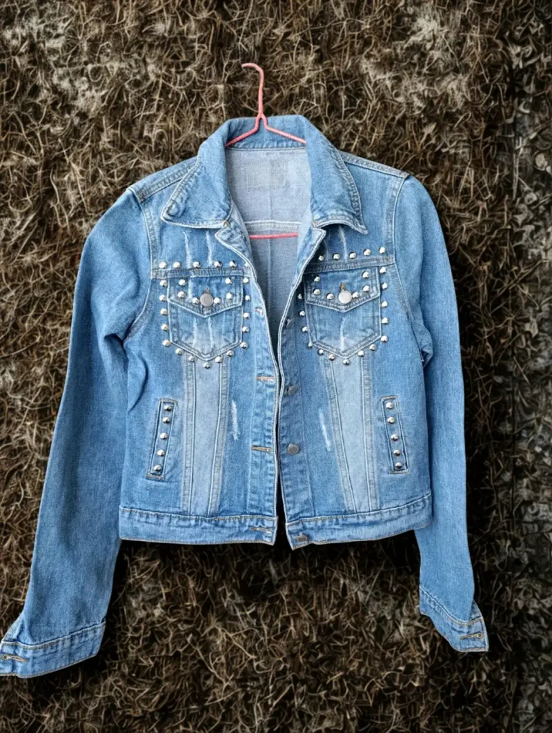 Chaqueta de mezclilla con tachas