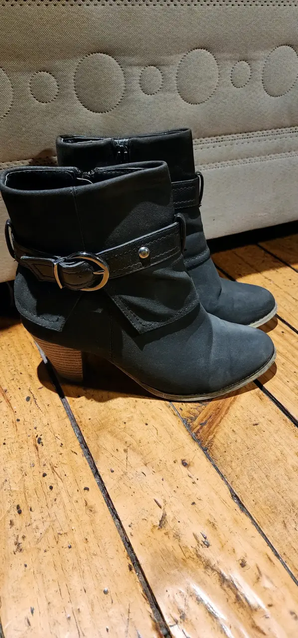 Botines negros de cuero con hebilla - 1