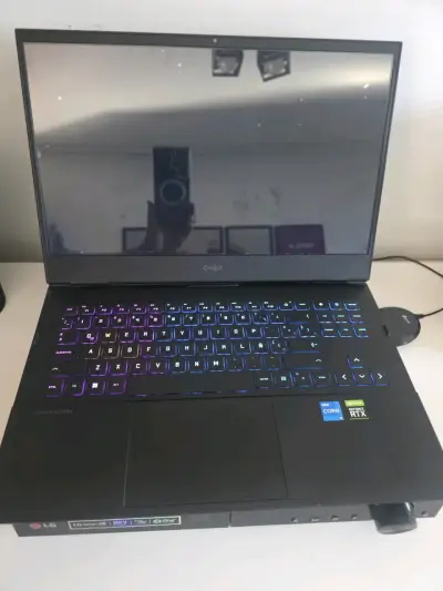 Laptop HP Omen con teclado retroiluminado - miniatura 1