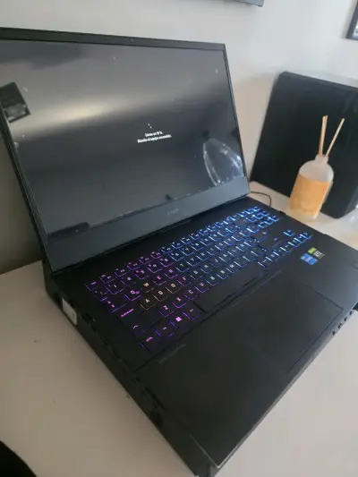 Laptop HP Omen con teclado retroiluminado - miniatura 2