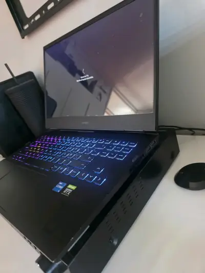 Laptop HP Omen con teclado retroiluminado - miniatura 4