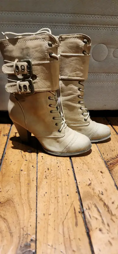 Botines de cuero beige con hebillas - miniatura 1