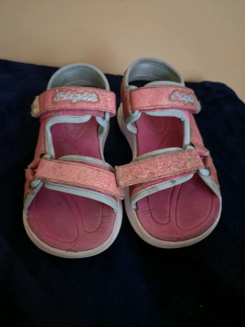 Sandalias infantiles rosadas con velcro - 1