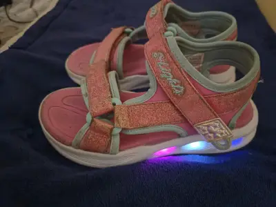 Sandalias infantiles rosadas con velcro - miniatura 2