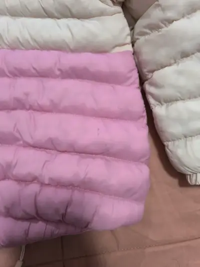 Chaqueta infantil acolchada bicolor con capucha - miniatura 4