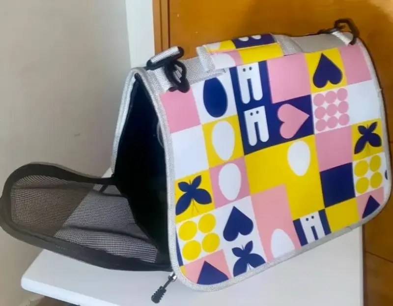 Transportadora de mascotas con diseño colorido - 2