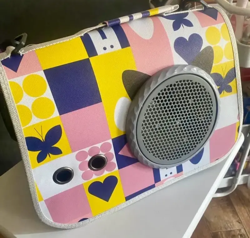 Transportadora de mascotas con diseño colorido - 3