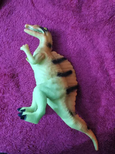 Juguete dinosaurio de goma verde - miniatura 1