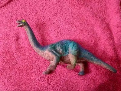 Juguete dinosaurio de goma verde - miniatura 3