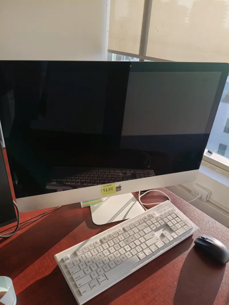 iMac con teclado y mouse Apple