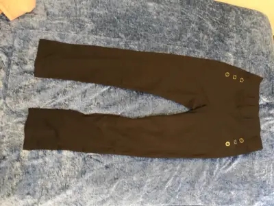 Pantalon negro con detalle de botones - miniatura 1