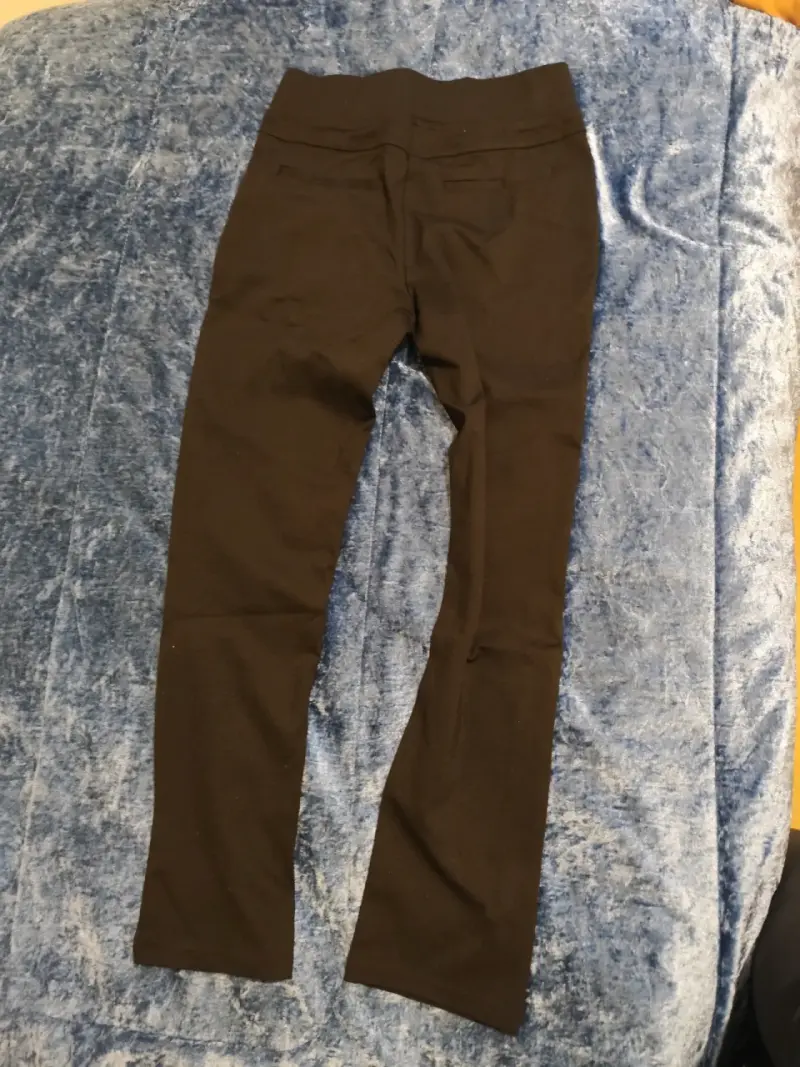Pantalon negro con detalle de botones - 2