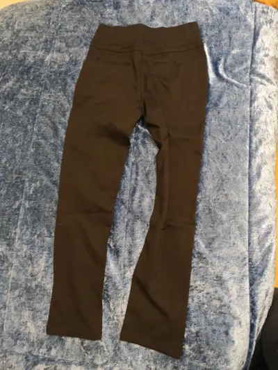 Pantalon negro con detalle de botones - miniatura 2