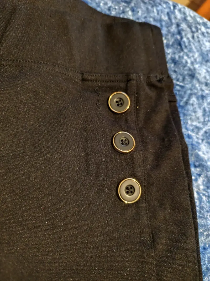 Pantalon negro con detalle de botones - 3