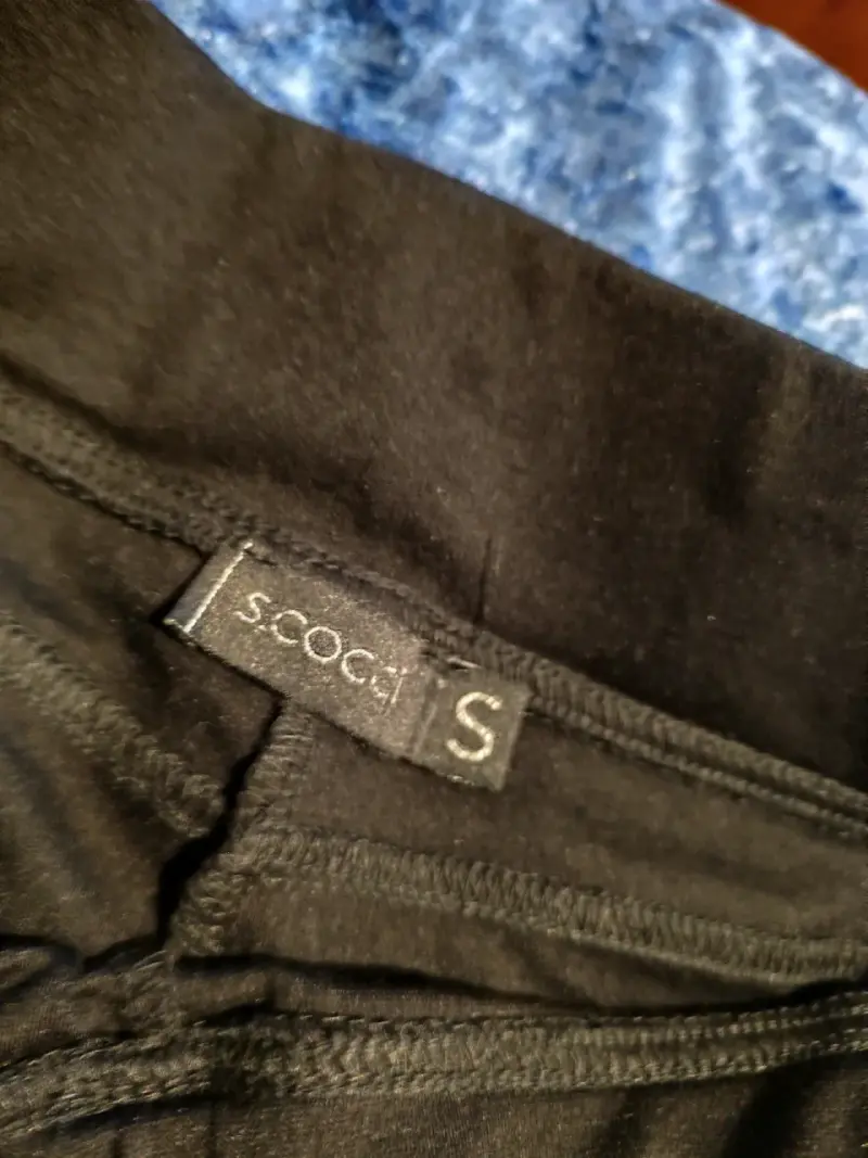 Pantalon negro con detalle de botones - 4