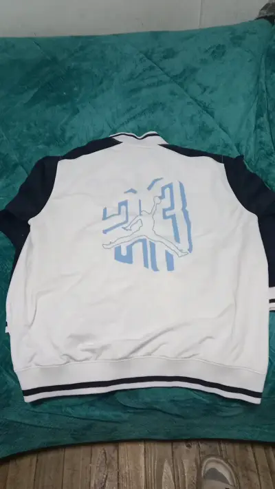 Chaqueta jordan detalle en el cierre - miniatura 2