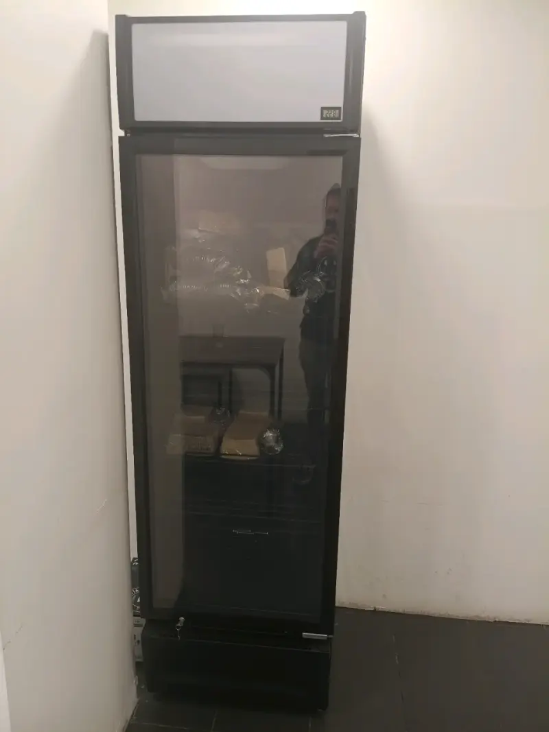 Refrigerador vertical exhibidor negro - 1