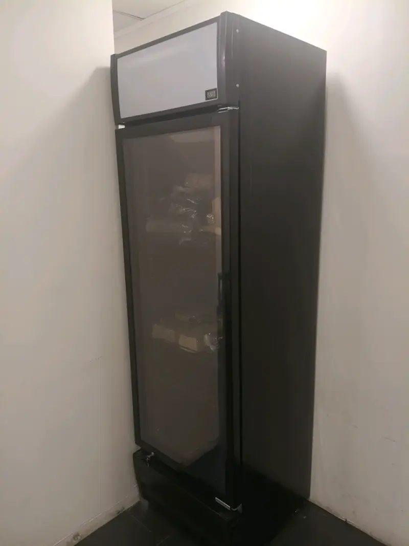 Refrigerador vertical exhibidor negro - 2